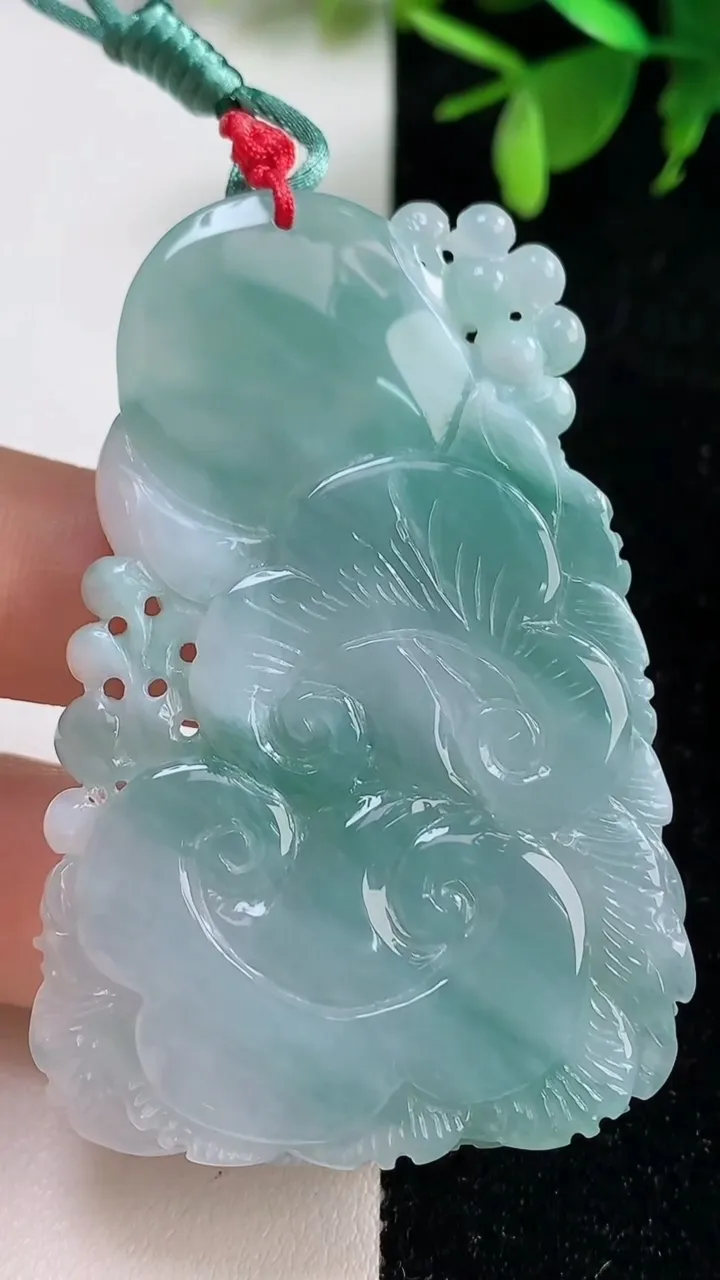 天然A货翡翠冰种飘花凤凰吊坠，尺寸60.2-39.4-6.3，重量:32.06g
9月10日