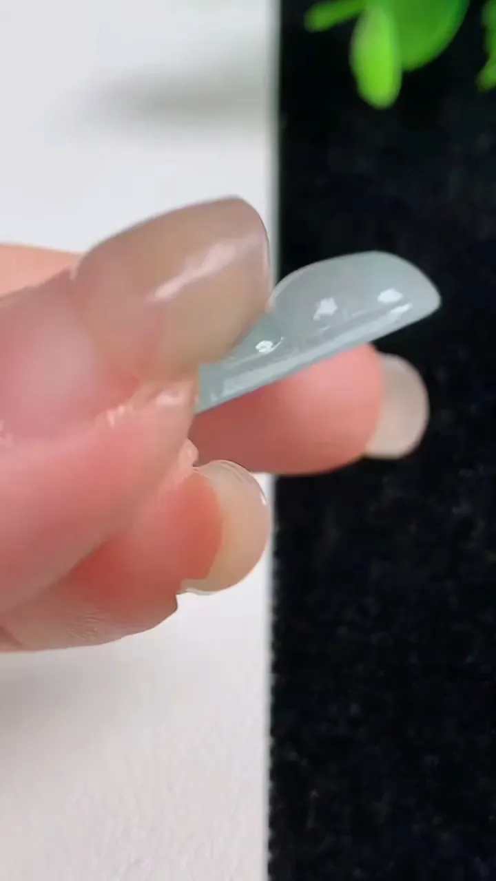 天然A货翡翠冰种飘花福豆吊坠，尺寸38-15.4-6，重量:6.35g
9月10日
