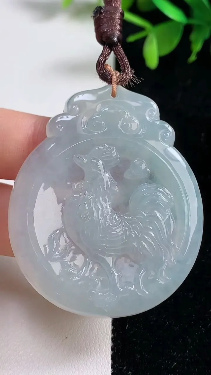 天然A货翡翠生肖鸡吊坠，尺寸51.4-42.6-5，重量:21.69g
9月10日