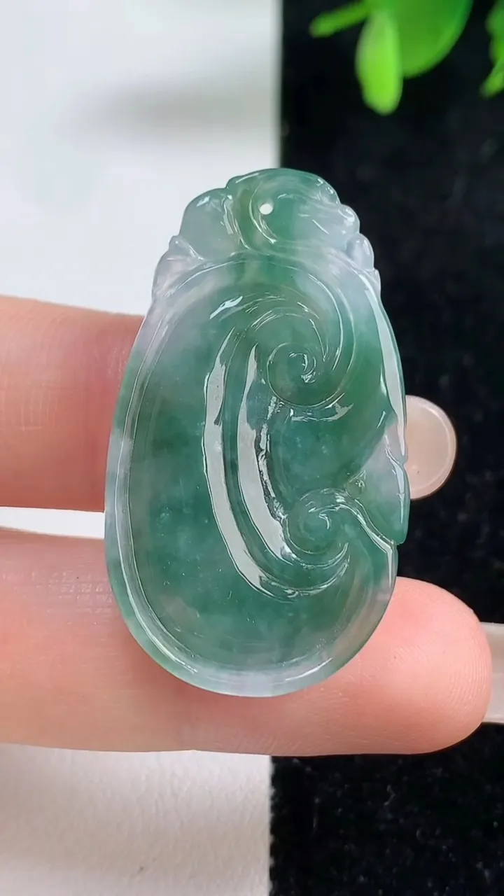 天然A货翡翠冰种飘花如意吊坠，尺寸37.7-21.7-4.3，重量:6.03g
9月10日