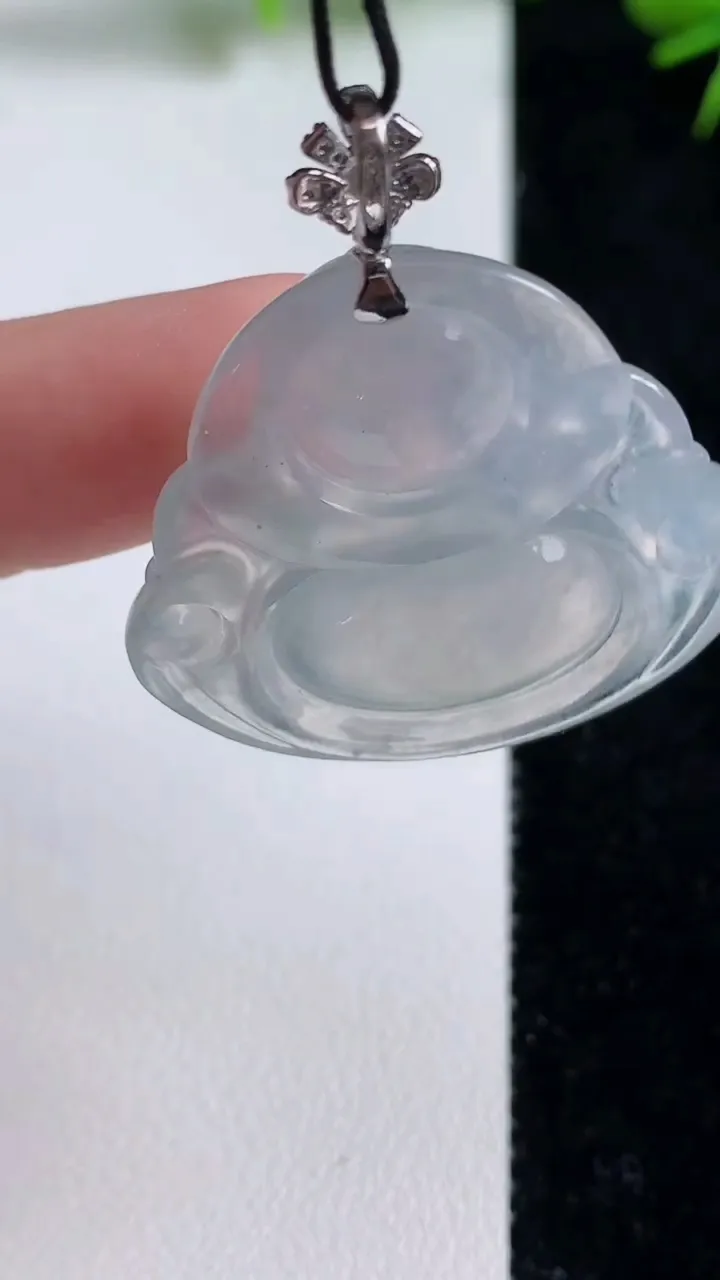 天然A货翡翠种白冰佛公吊坠，尺寸30.3-32.5-6.2，重量:10.00g
9月10日