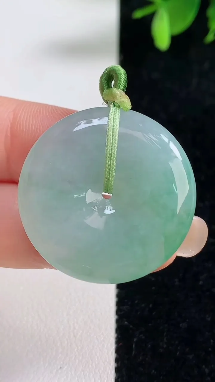 天然A货翡翠平安扣吊坠，尺寸26.2-5.2，重量:9.83g
9月10日