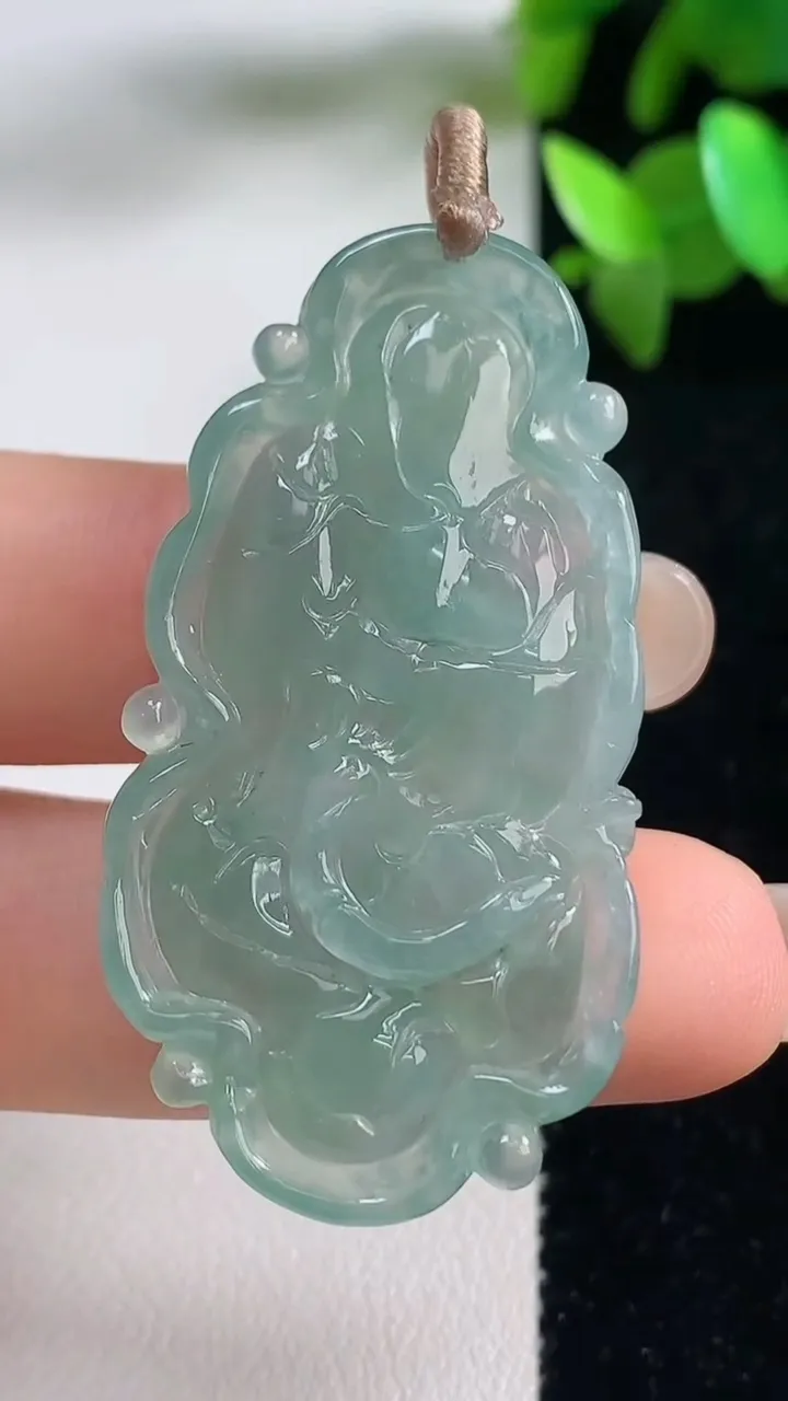 天然A货翡翠荷叶鱼吊坠，尺寸44.7-24-4.7，重量:10.24g
9月10日