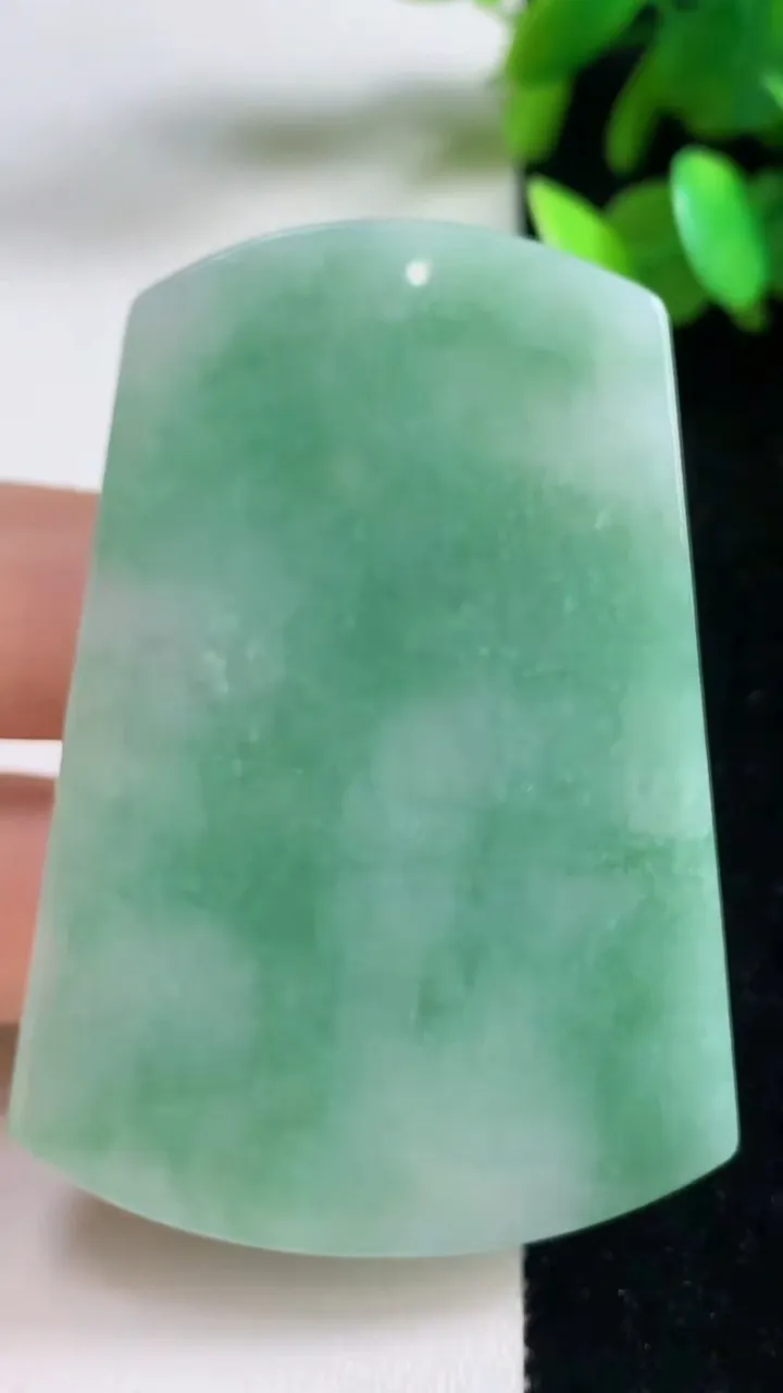 天然A货翡翠山水牌吊坠，尺寸61-43-6.7，重量:40.00g
9月10日