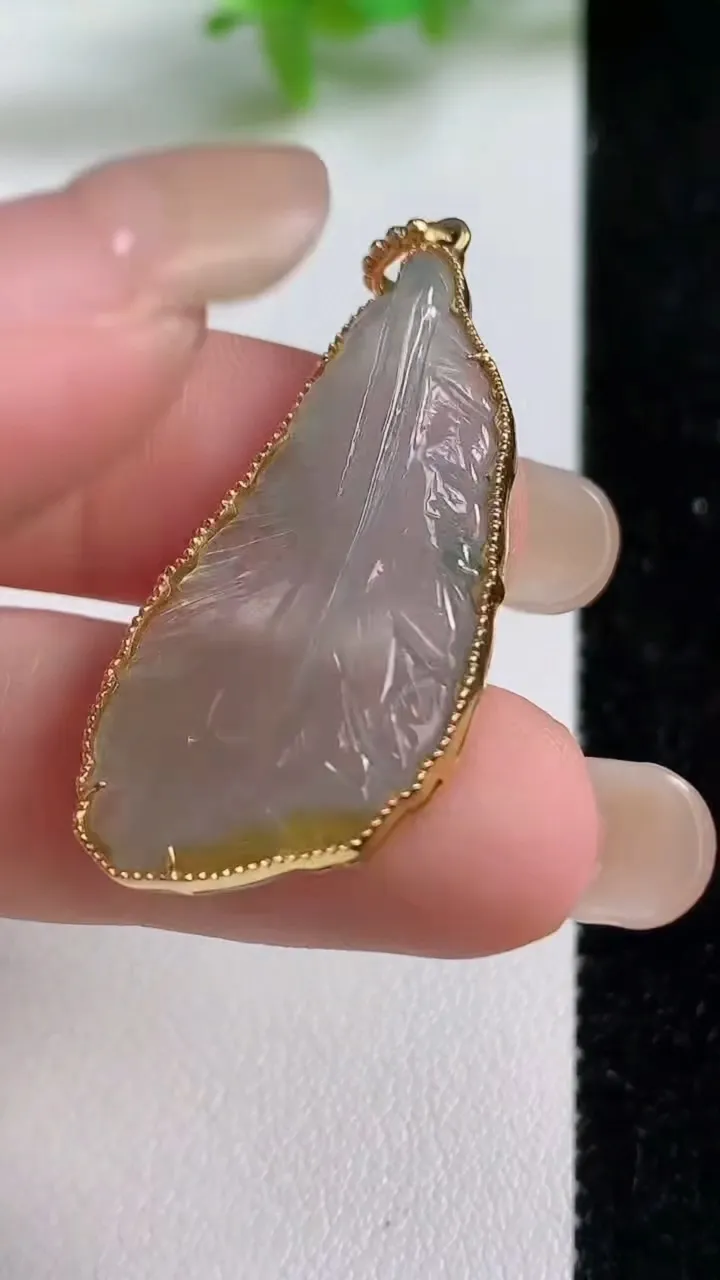 天然A货翡翠种飘花羽毛吊坠，尺寸35-17-3.2，重量:4.54g
9月10日