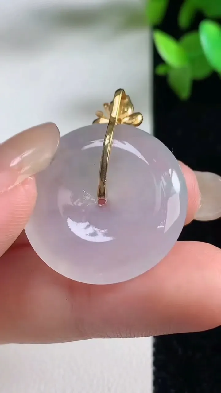 天然A货翡翠种白冰平安扣吊坠，尺寸24.8-4.8，重量:6.88g
9月11日