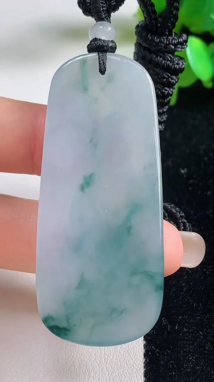 天然A货翡翠冰种飘花观音菩萨吊坠，尺寸58.8-26.2-5.2，重量:22.44g
9月11日
