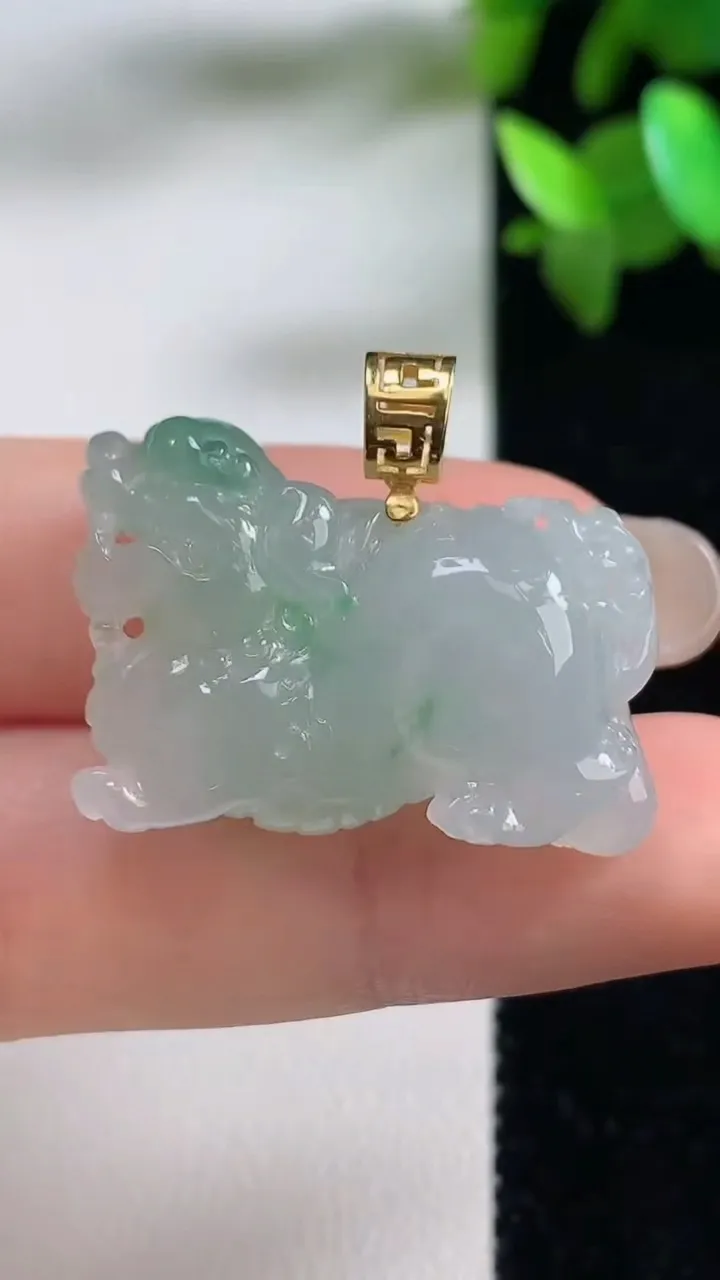 天然A货翡翠貔貅吊坠，尺寸20.5-28.7-9.3，重量:10.22g
9月11日
