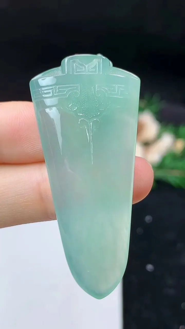 天然A货翡翠仿古无事牌吊坠，尺寸50.2-23.4-6.6，重量:15.57g
9月11日