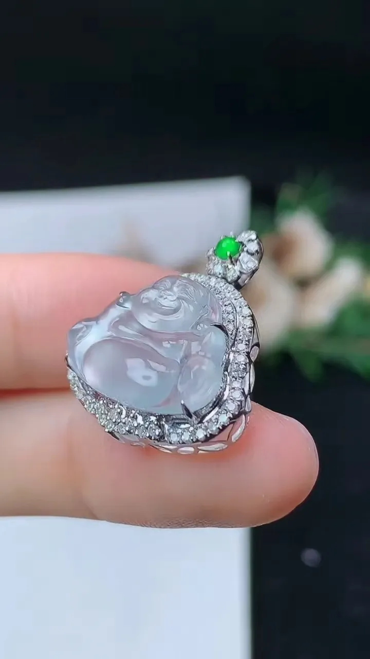 天然A货翡翠白冰佛公吊坠，尺寸24-20-8.6裸石13.3-17.7，重量:2.80g
9月11日