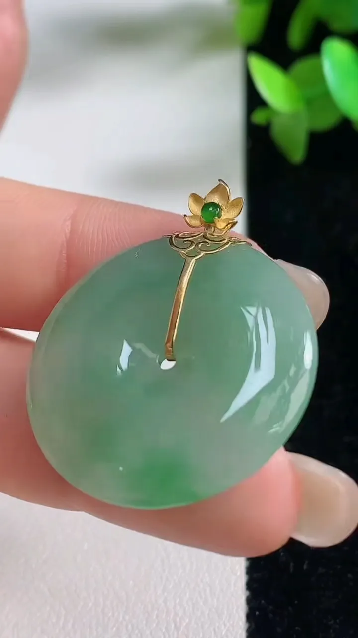 天然A货翡翠平安扣吊坠，尺寸28.8-4.7，重量:9.36g
9月11日