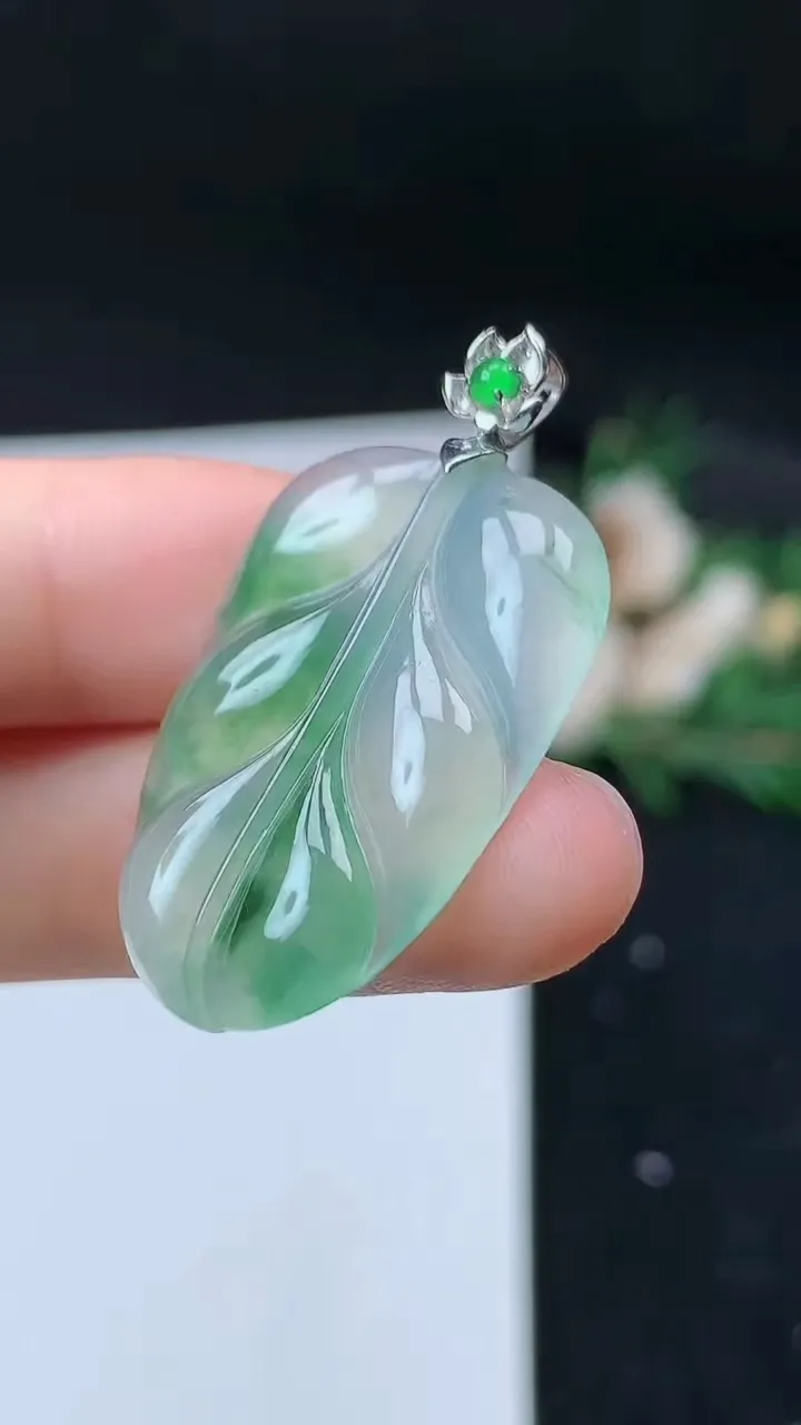 天然A货翡翠金枝玉叶 叶子吊坠，尺寸29.8-19.7-3.8，重量:5.28g
9月11日