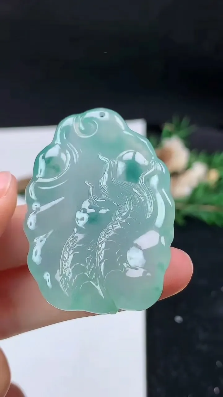 天然A货翡翠飘花龙牌吊坠，尺寸45.9-32-14，重量:33.91g
9月11日