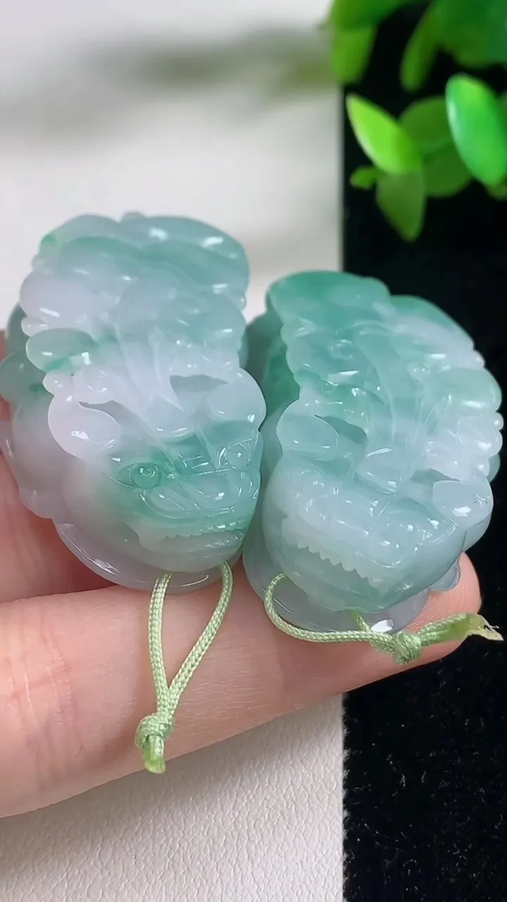 天然A货翡翠貔貅吊坠一对，尺寸43-22.5-11.2，重量:51.55g
9月11日