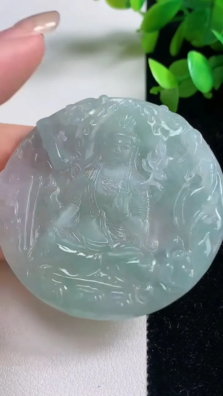天然A货翡翠大势至观音菩萨吊坠，尺寸55-4.8，重量:30.80g
9月11日