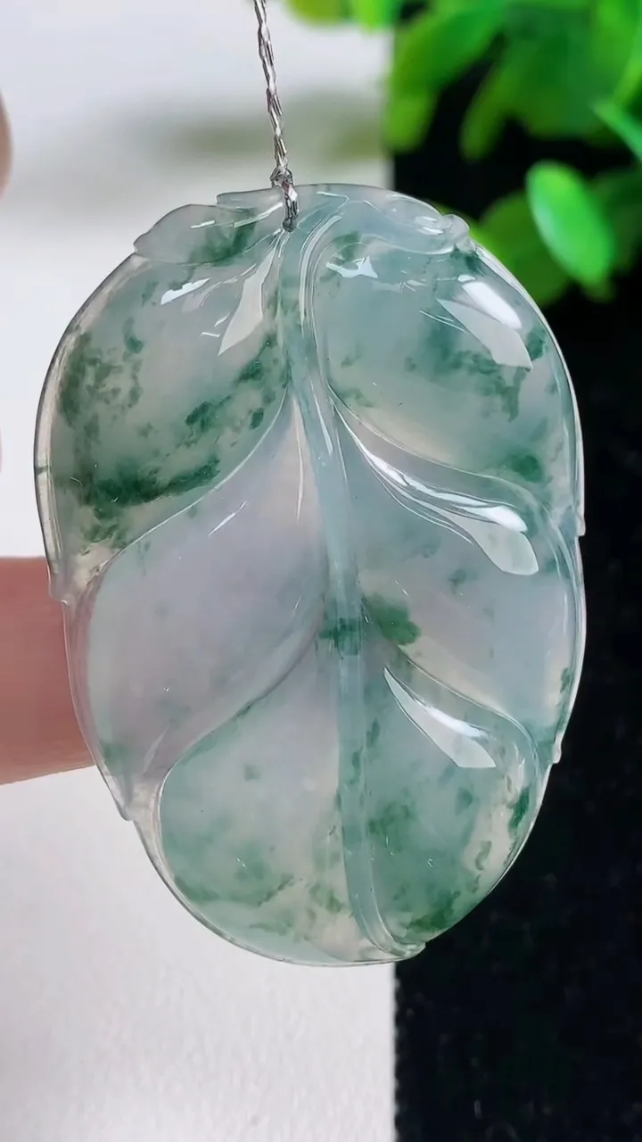 天然A货翡翠种飘花金枝玉叶 叶子吊坠，尺寸48.8-34-5.8，重量:17.62g
9月11日