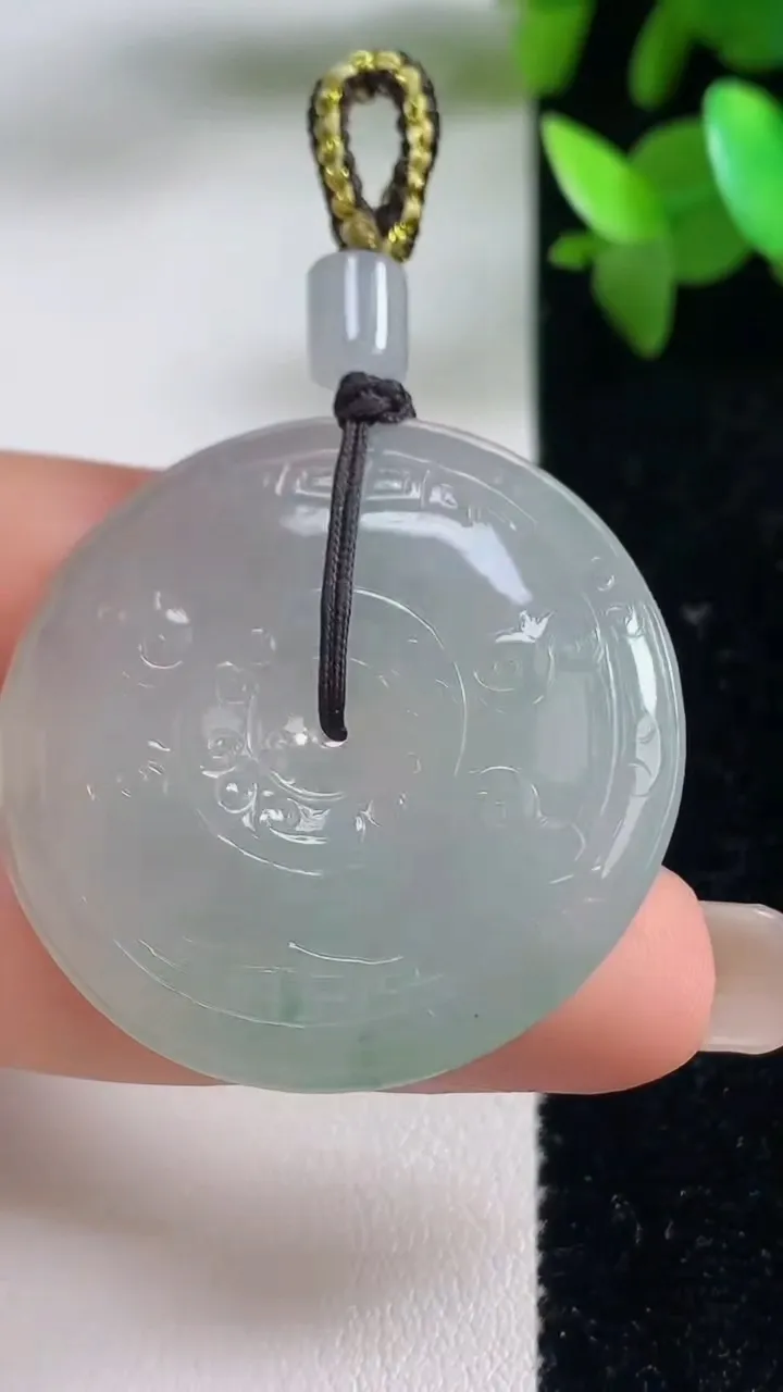 天然A货翡翠冰种飘花复古平安扣吊坠，尺寸36-6，重量:16.84g
9月11日
