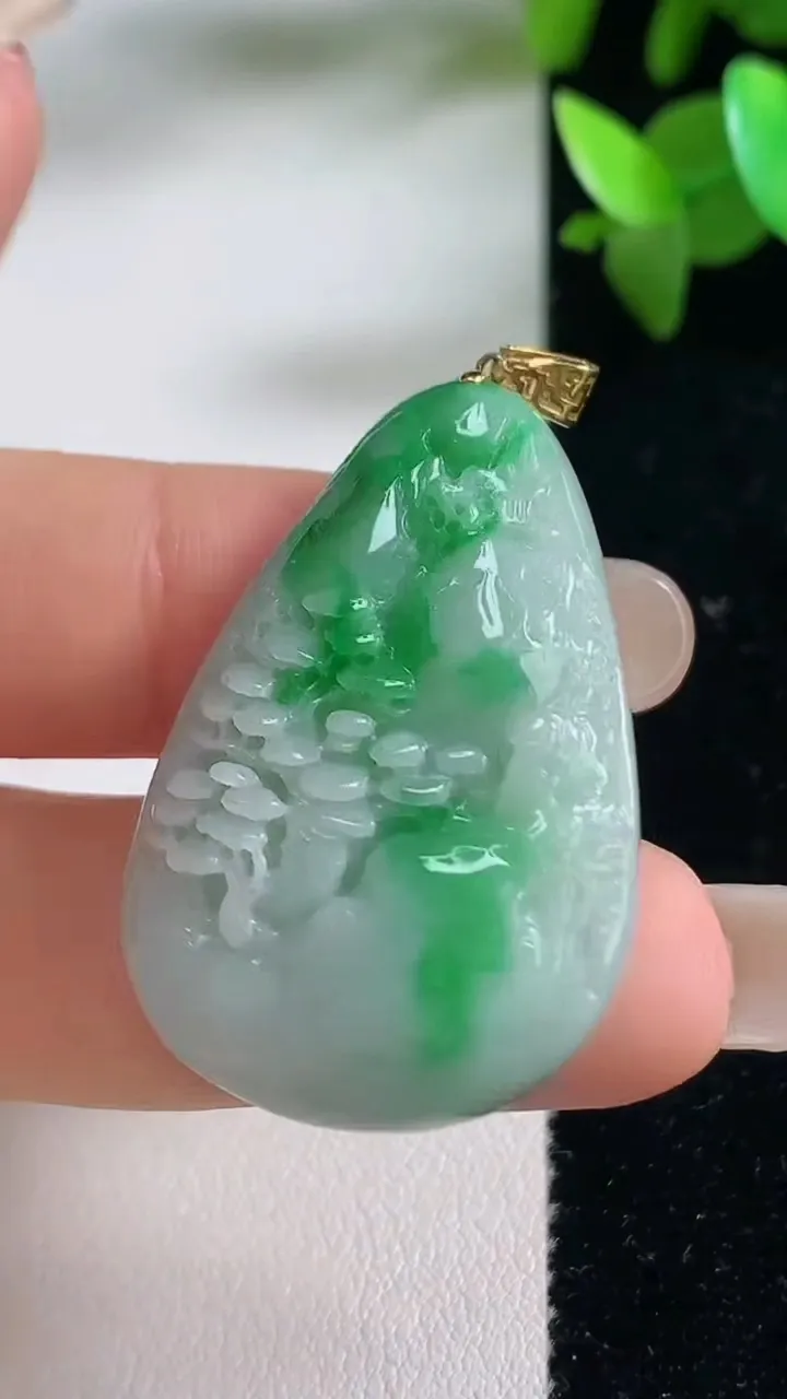 天然A货翡翠山水牌吊坠，尺寸37.6-24.6-6.8，重量:12.29g
9月11日