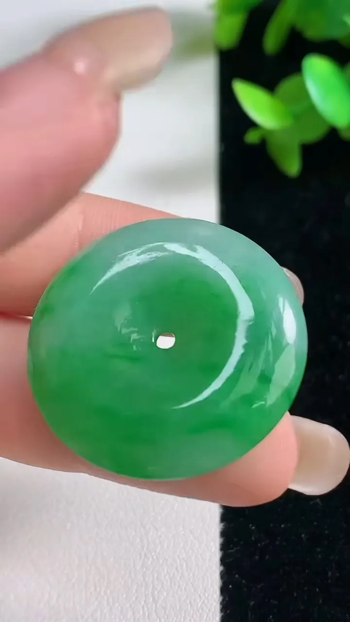 天然A货翡翠平安扣吊坠，尺寸29.6-5，重量:9.56g
9月11日