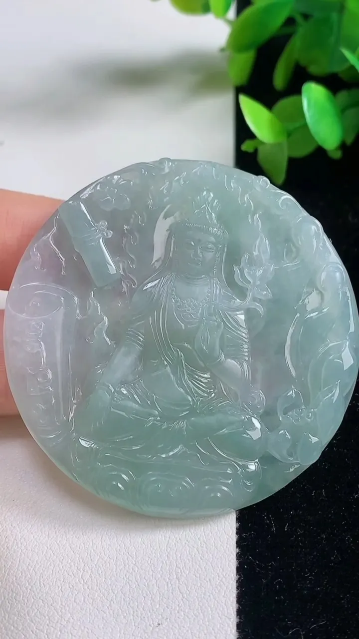 天然A货翡翠大势至观音菩萨吊坠，尺寸55-4.8，重量:30.80g
9月11日