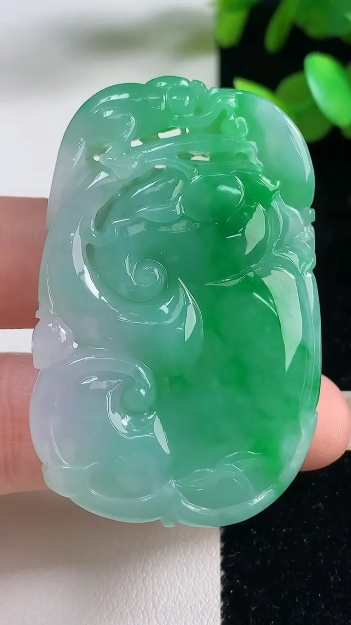 天然A货翡翠如意吊坠，尺寸50.4-34-7，重量:26.36g
9月11日