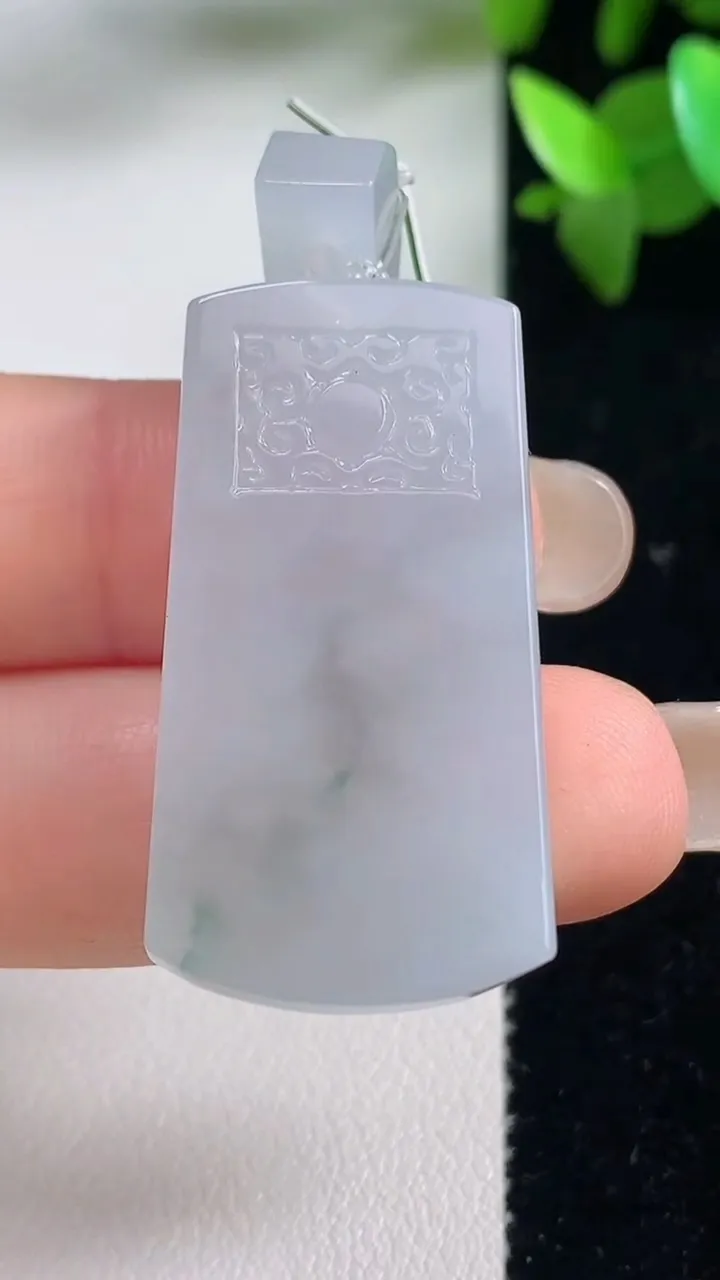 天然A货翡翠冰种飘花仿古无事牌吊坠，尺寸35.5-18.8-5.7，重量:13.25g
9月11日