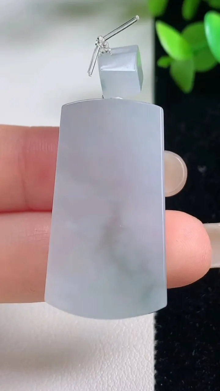 天然A货翡翠冰种飘花仿古无事牌吊坠，尺寸35.5-18.8-5.7，重量:13.25g
9月11日