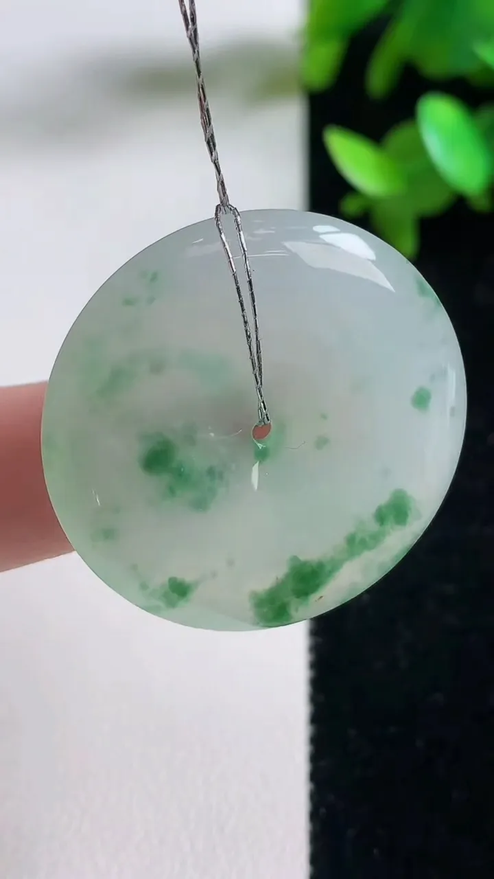 天然A货翡翠种飘花平安扣吊坠，尺寸33-5.6，重量:13.37g
9月11日
