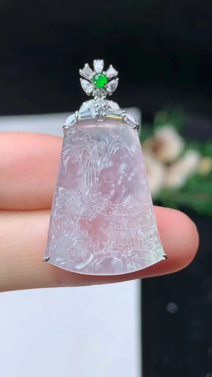 天然A货翡翠白冰山水牌吊坠，尺寸24-18.3-5.5，重量:5.00g
9月11日