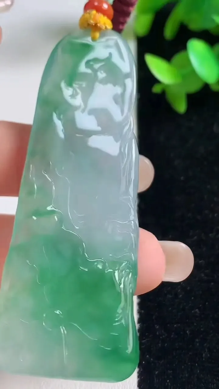 天然A货翡翠御龙大势至观音菩萨吊坠，尺寸68.2-23.3-6.4，重量:25.28g
9月11日