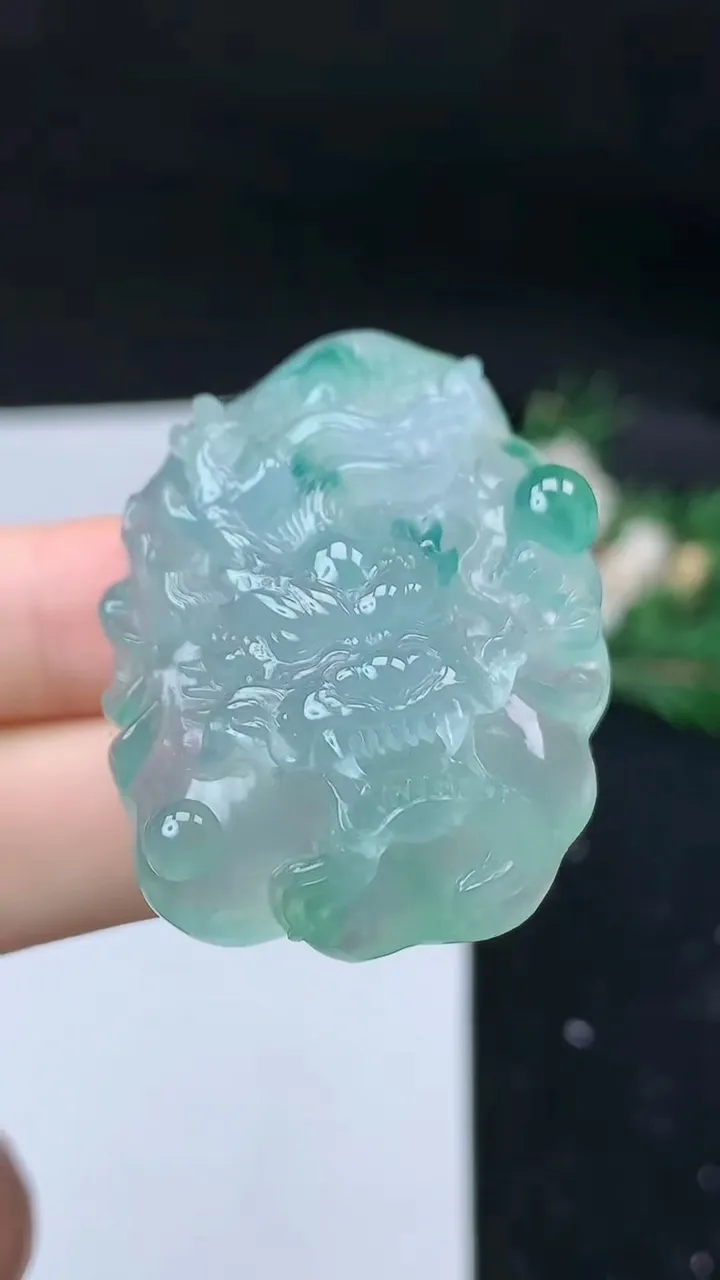 天然A货翡翠飘花龙牌吊坠，尺寸45.9-32-14，重量:33.91g
9月11日