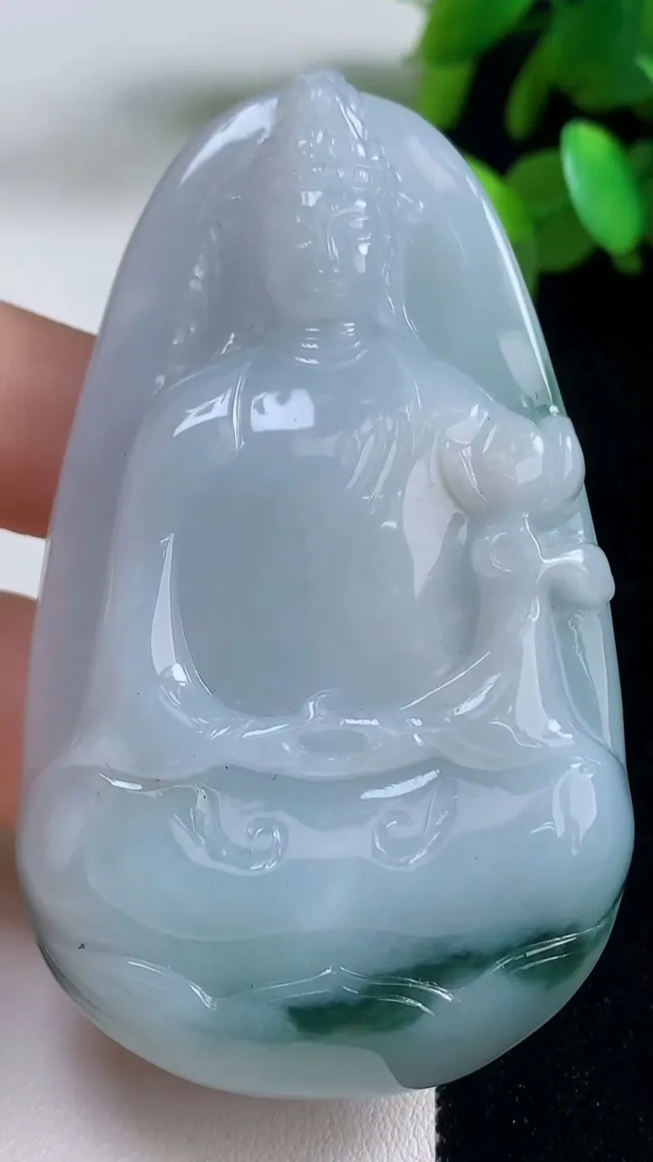天然A货翡翠飘花大势至观音菩萨吊坠，尺寸70-42.2-11.4，重量:69.83g
9月11日