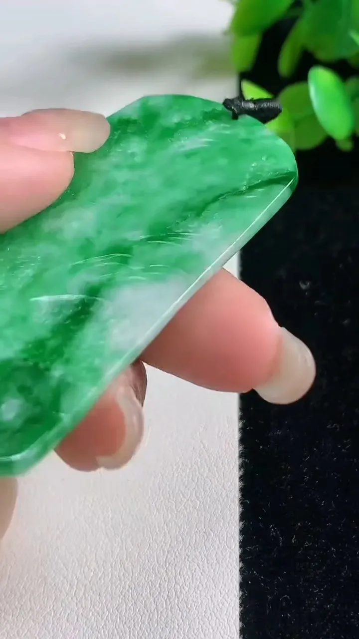 天然A货翡翠山水牌吊坠，尺寸64.3-35.4-3.7，重量:23.00g
9月11日