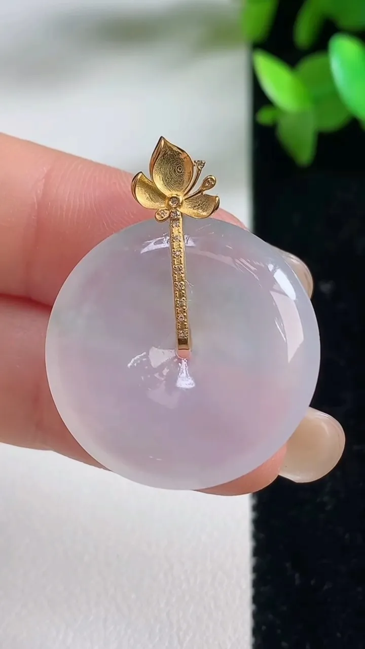 天然A货翡翠种白冰平安扣吊坠，尺寸24.8-4.8，重量:6.88g
9月11日