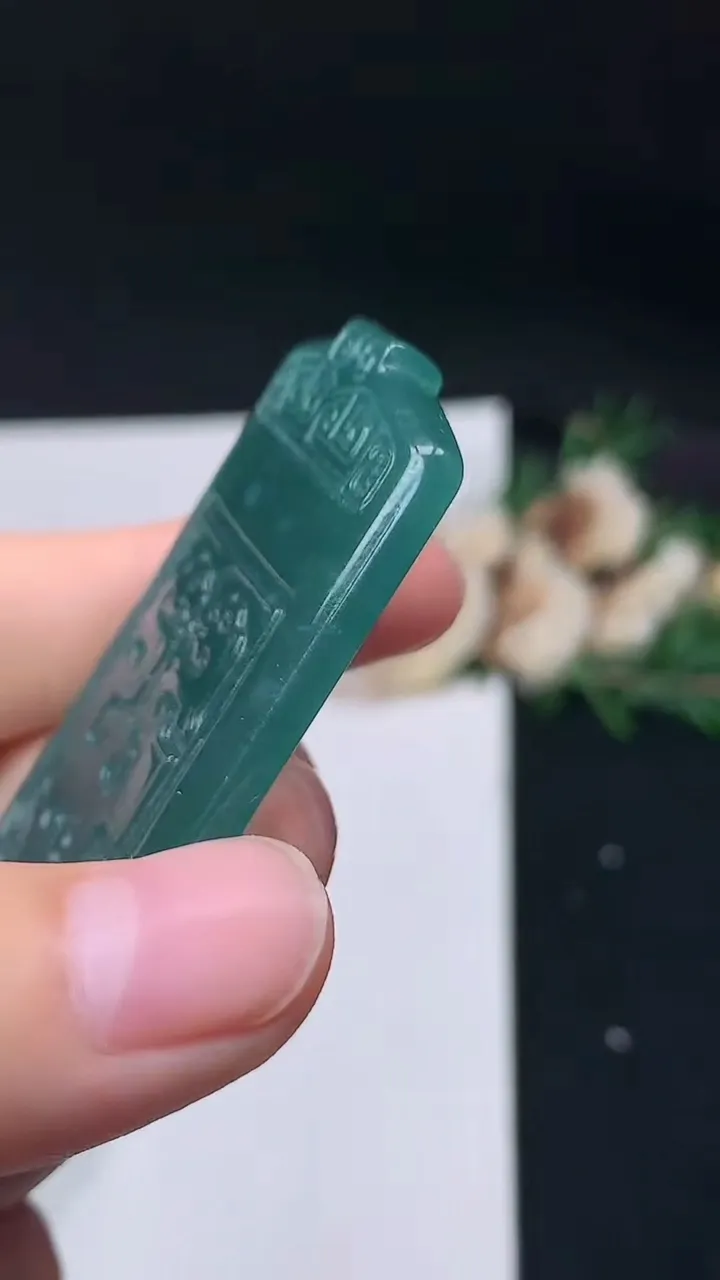 天然A货翡翠蓝水仿古无事牌吊坠，尺寸55.7-31-4.9，重量:23.69g
9月11日