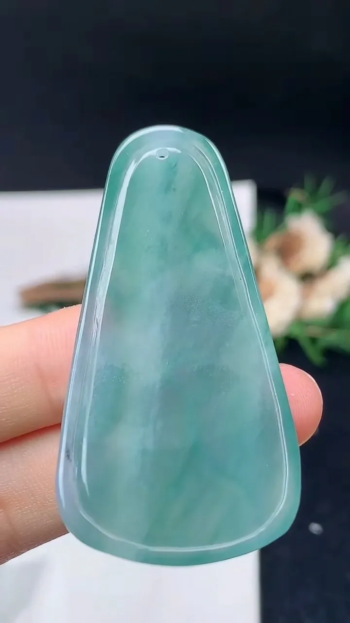 天然A货翡翠蓝水无相观音吊坠，尺寸54.8-28-4.8，重量:15.40g
9月11日