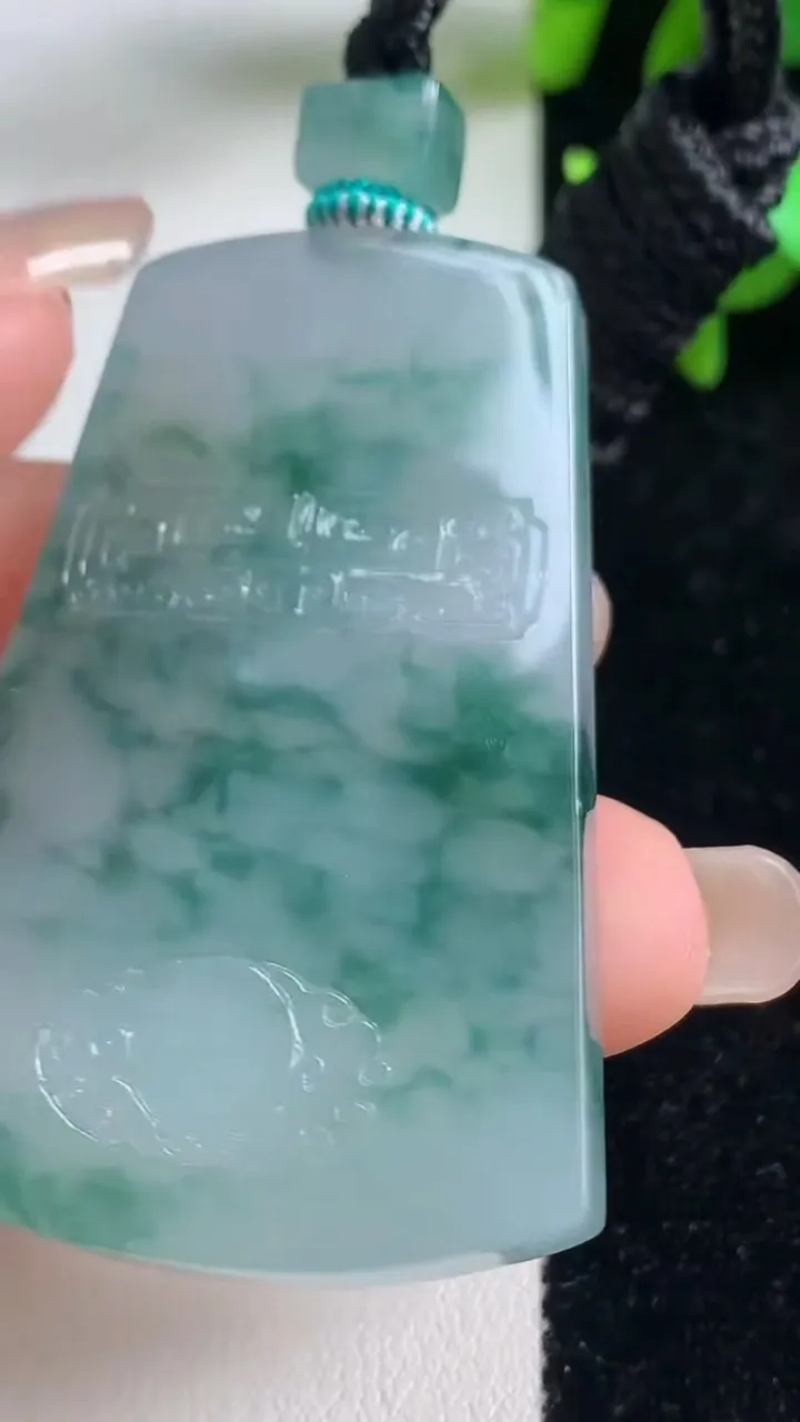 天然A货翡翠种飘花仿古无事牌吊坠，尺寸53.3-34.8-5.6，重量:33.32g
9月11日