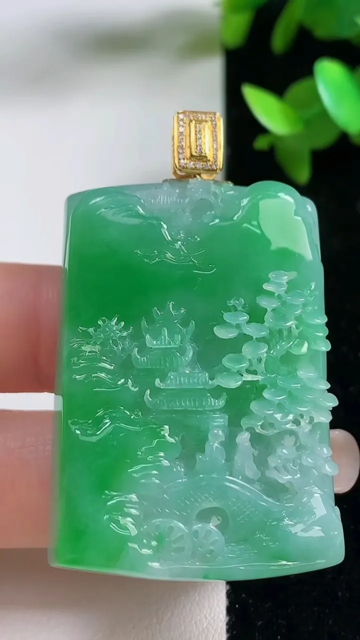 天然A货翡翠山水牌吊坠，尺寸44.3-31.8-8.8，重量:34.04g
9月11日