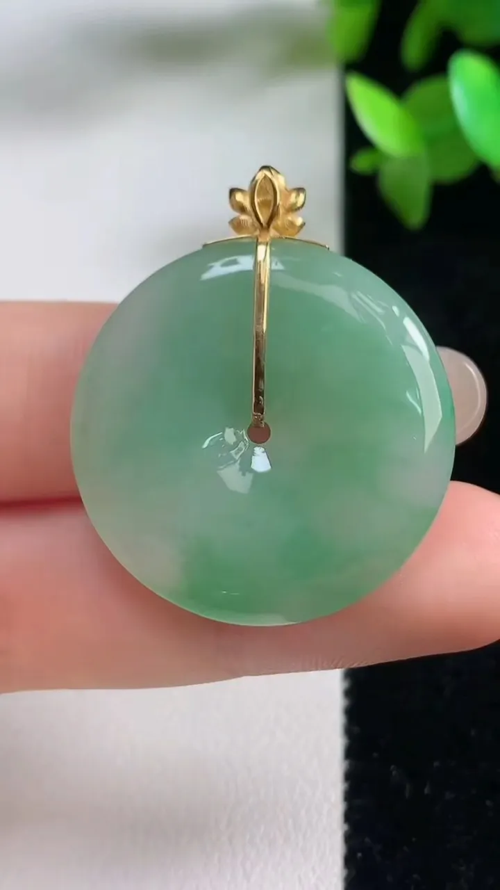 天然A货翡翠平安扣吊坠，尺寸28.8-4.7，重量:9.36g
9月11日