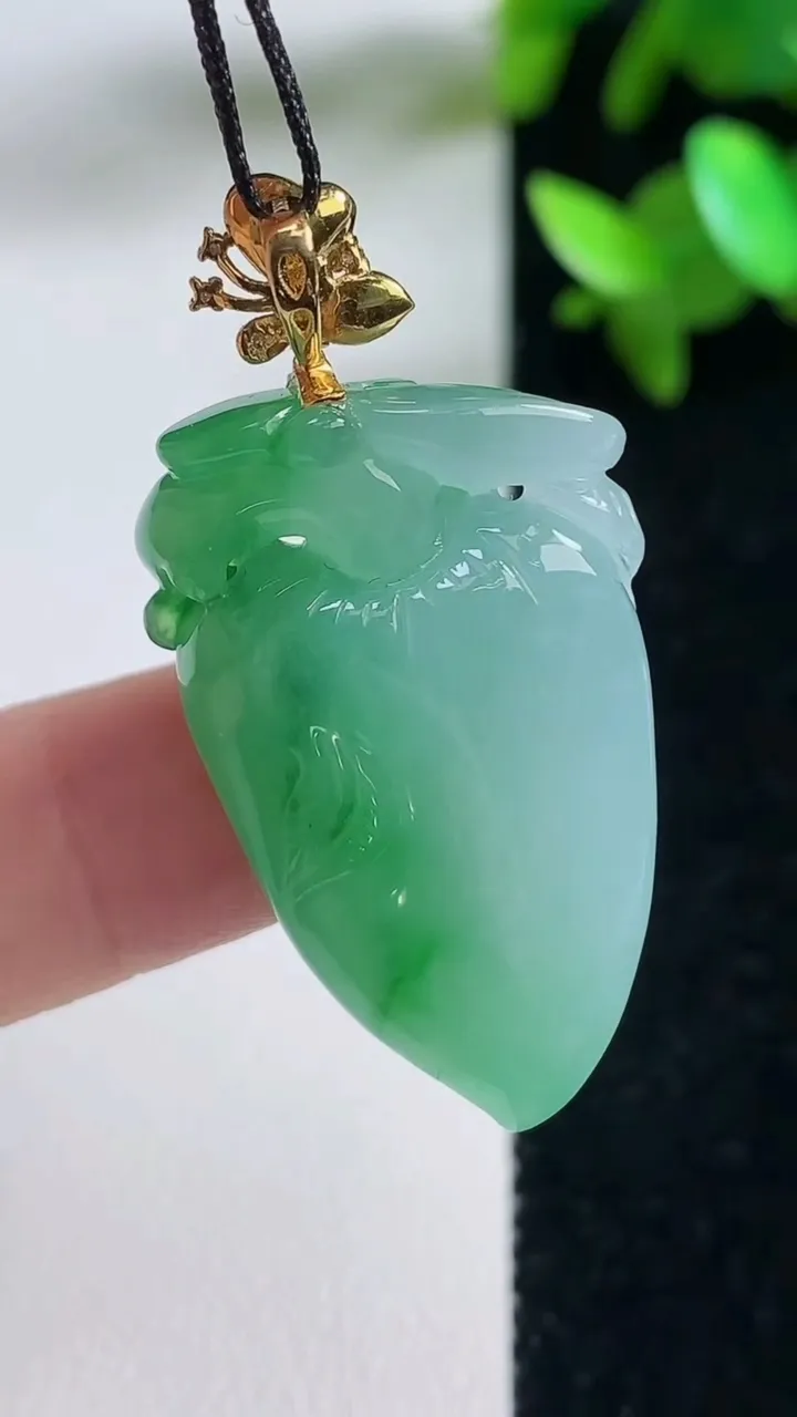 天然A货翡翠福瓜吊坠，尺寸31.6-18.8-11.7，重量:12.14g
9月11日