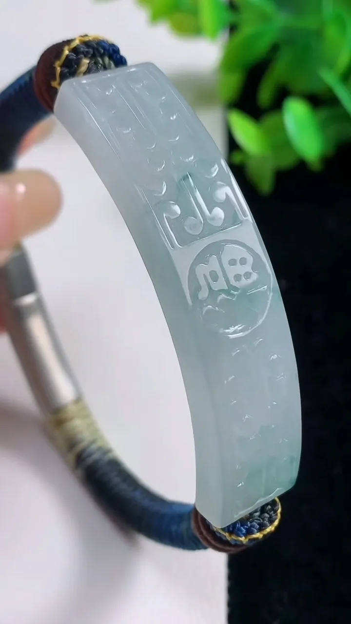 天然A货翡翠冰种飘花复古手绳，尺寸54.5-12-5.3，重量:24.14g
9月11日
