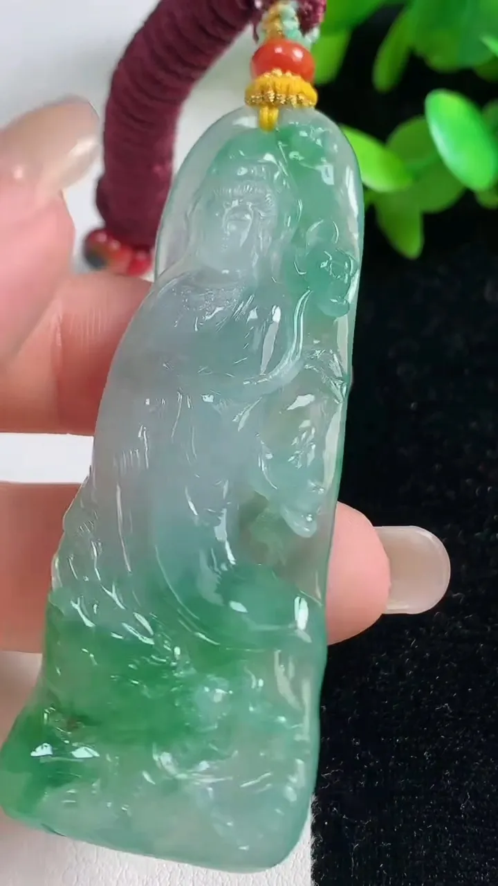 天然A货翡翠御龙大势至观音菩萨吊坠，尺寸68.2-23.3-6.4，重量:25.28g
9月11日