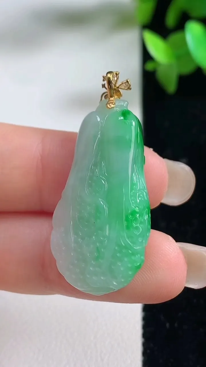 天然A货翡翠白菜吊坠，尺寸34-16.5-8.5，重量:8.07g
9月11日