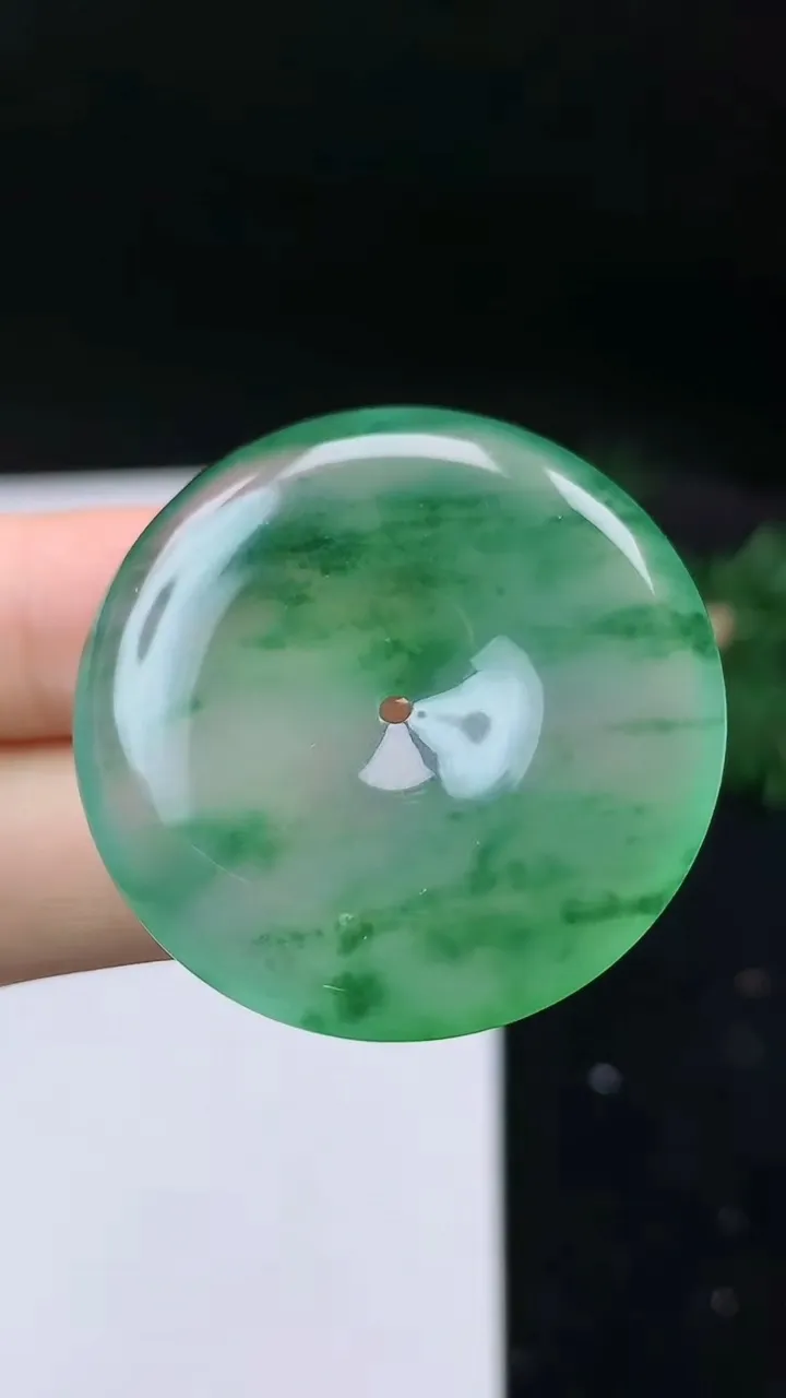天然A货翡翠平安扣吊坠，尺寸35-6.3，重量:15.43g
9月11日