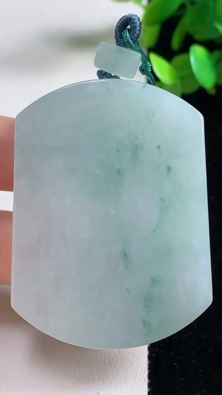 天然A货翡翠冰种飘花无事牌吊坠，尺寸54-40.3-5.5，重量:40.00g
9月11日