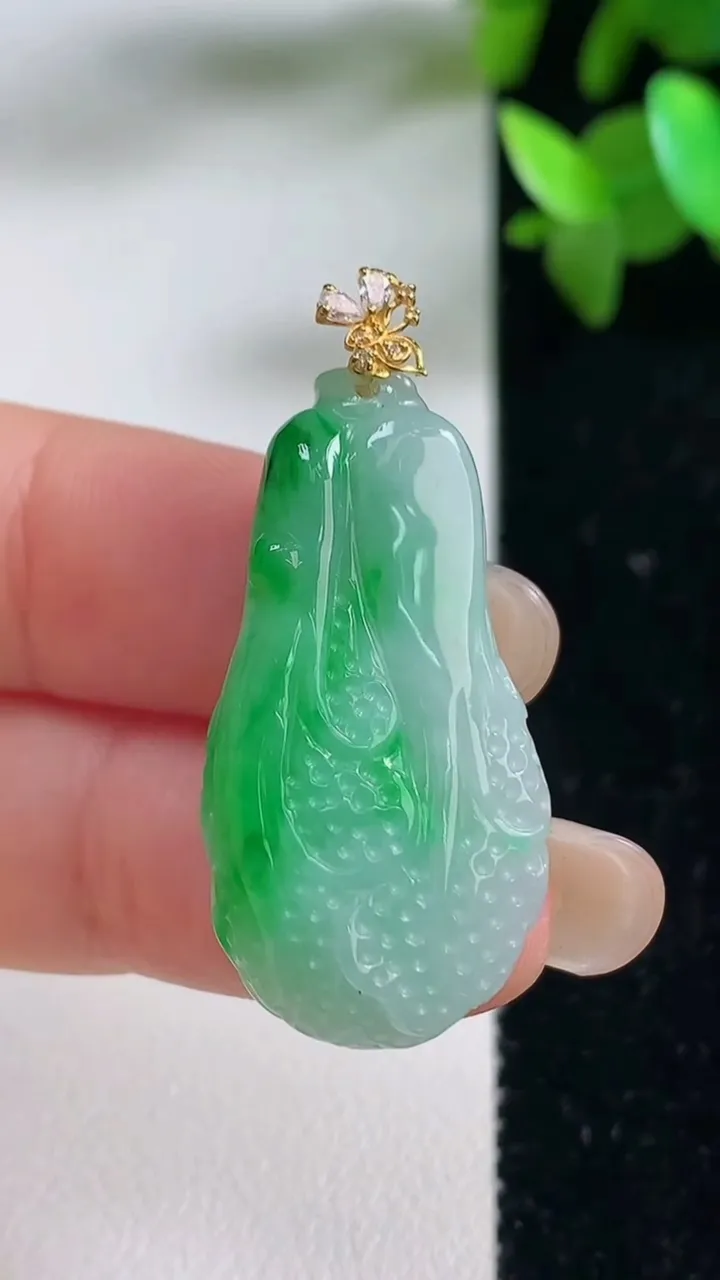 天然A货翡翠白菜吊坠，尺寸34-16.5-8.5，重量:8.07g
9月11日