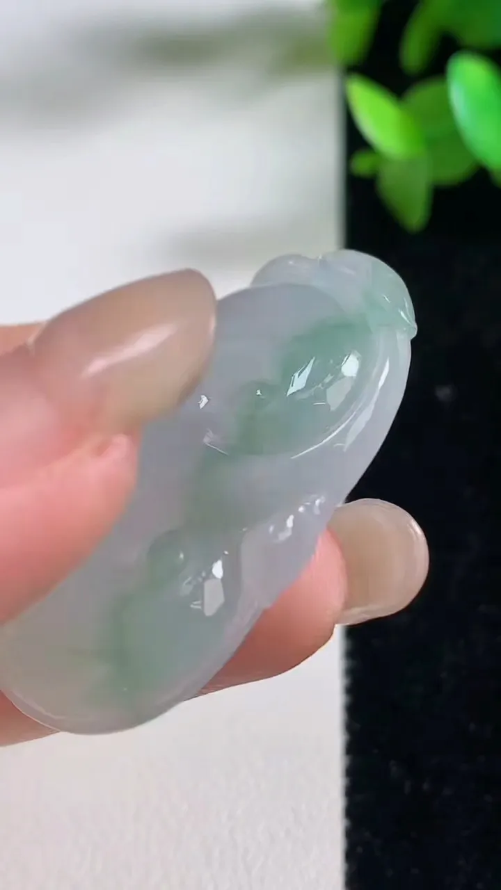 天然A货翡翠如意吊坠，尺寸39.3-24.3-6，重量:10.32g
9月11日