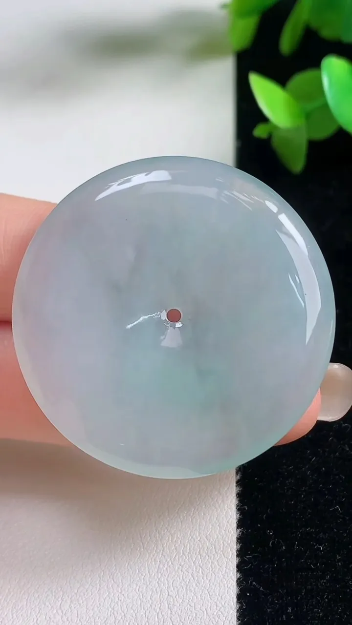 天然A货翡翠平安扣吊坠，尺寸39-5.3，重量:19.39g
9月11日