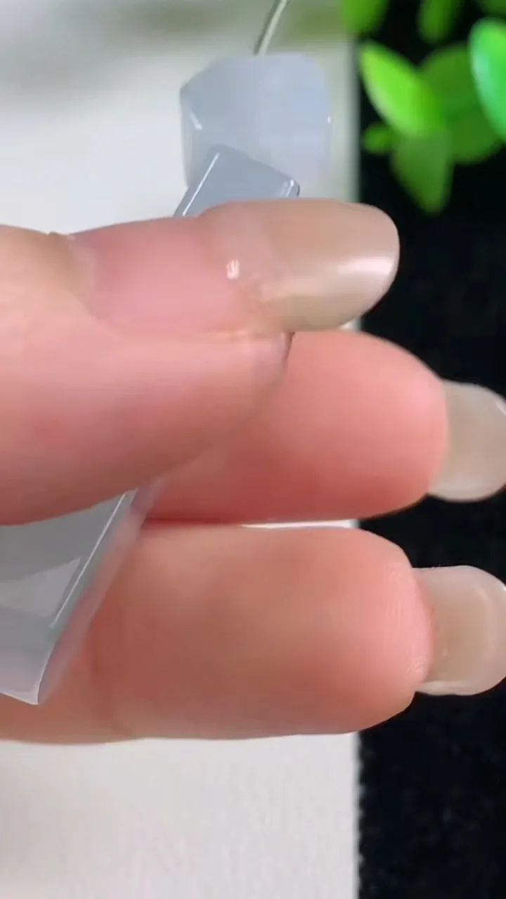 天然A货翡翠冰种飘花仿古无事牌吊坠，尺寸35.5-18.8-5.7，重量:13.25g
9月11日