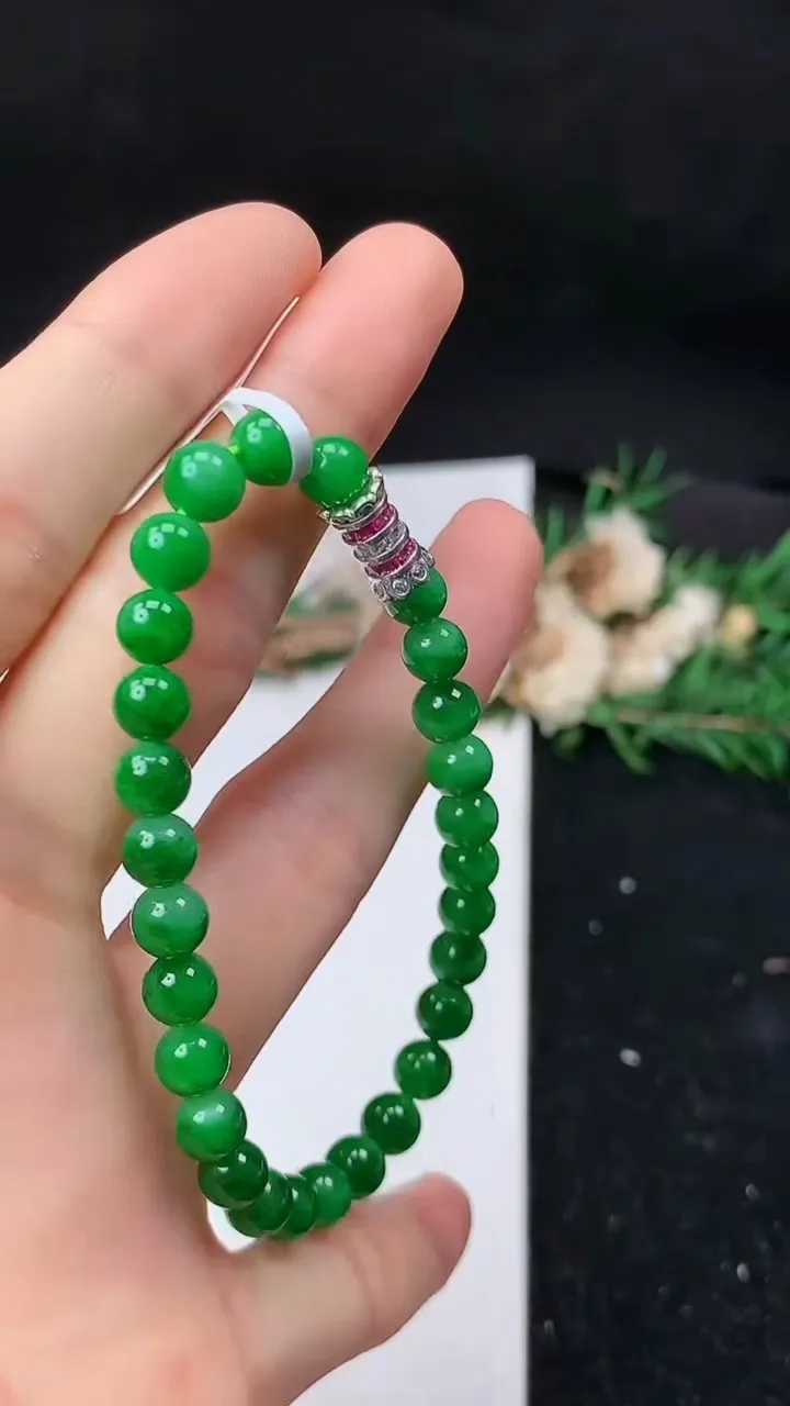 天然A货翡翠圆珠手串，尺寸6.1-28颗，重量:11.91g9月11日
工厂直销收藏佳品,种好水足，色泽均匀，有种有色，上手高大气！